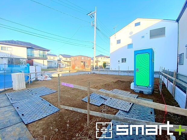 〜ベタ基礎でしっかりとした土台〜 ・コンクリートの中に鉄筋を配し強度を高めた「ベタ基礎」を採用。 ・しっかりとした土台を造ったうえで、その上に建物が築造されていきます。