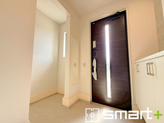 ～シューズインクロークのある玄関～ ・玄関横にシューズインクロークをご用意。 ・追加の靴置きとしてはもちろん、スキー・ゴルフなど趣味の用具の置場としてもご利用いただけます。 