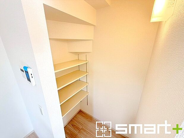 ～パントリーのあるお住まい～ ・キッチン横にパントリー（食糧庫）をご用意。買い溜めした食材などはもちろん、ティッシュなどの置場としてもご利用いただけます。 ・ぜひ現地でご確認くださいませ。 