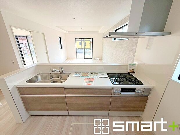 ～人気のカウンターキッチン～ ・キッチンには余計な柱が無いので、リビングが見渡せ開放感のある造りとなっております。 ・蛇口には浄水器が内蔵されるなど機能面でも優れたキッチンです。 