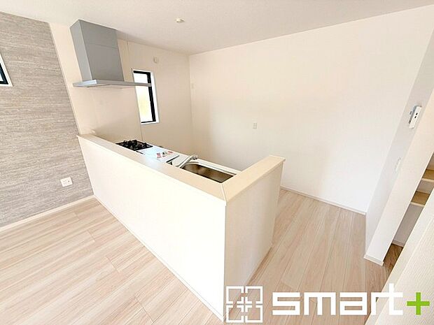 ～使い勝手の良いシステムキッチン～ ・料理がしやすい設計のキッチンでお料理もはかどりますね。 ・もちろんキッチン下部は収納になっておりますので、フライパンなども収納可能です。 