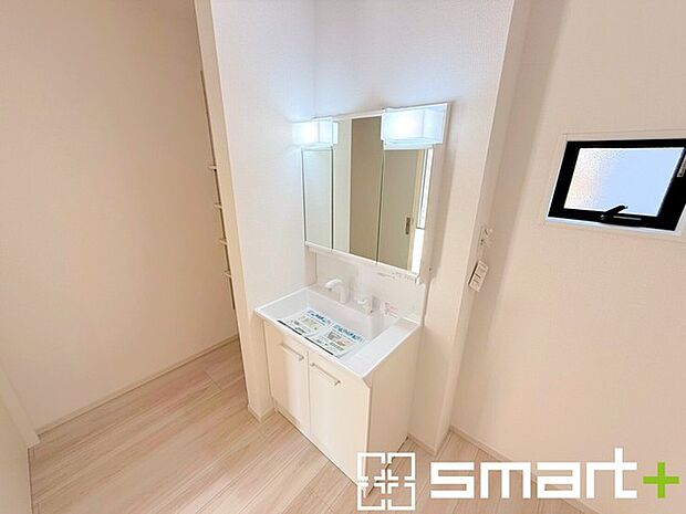 ～収納も充実の洗面所～ ・洗面所にはリネンスペースを設ける事でタオルや洗剤などの置場にも困りません。 ・意外とリネンスペースがある物件は少ないので、ぜひ現地でその魅力をご確認ください。 