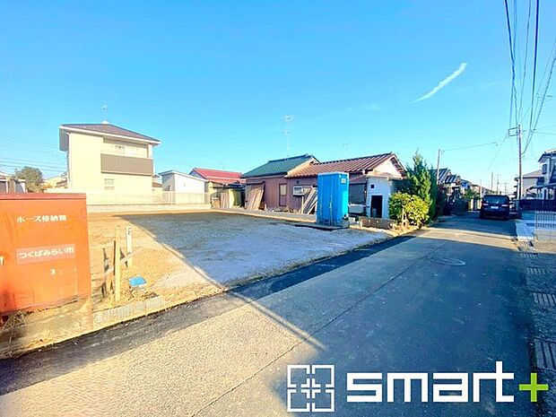 〜十分な広さのある前面道路〜 ・前面道路は約4mございますので、お車でのすれ違いも可能で余計なストレスがかかりません。 ・日々お車での移動が多い方には大切なポイントですね。