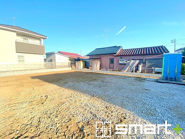 〜ベタ基礎でしっかりとした土台〜 ・コンクリートの中に鉄筋を配し強度を高めた「ベタ基礎」を採用。 ・しっかりとした土台を造ったうえで、その上に建物が築造されていきます。 