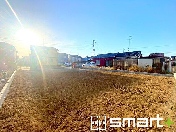 ～閑静な住宅街の立地～ ・周辺は閑静な住宅街となっておりますので、静かな暮らしをご実現いただけます。 ・前面道路の交通量も多くないので、小さなお子様がいるご家庭でもご安心ですね。 