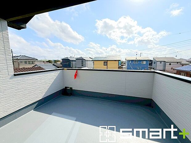 ～ワイドバルコニーを採用～ ・バルコニーはワイドタイプなので、洗濯物を沢山干す事が可能です。 ・テラス屋根などのオプションもお気軽にご相談くださいませ。 