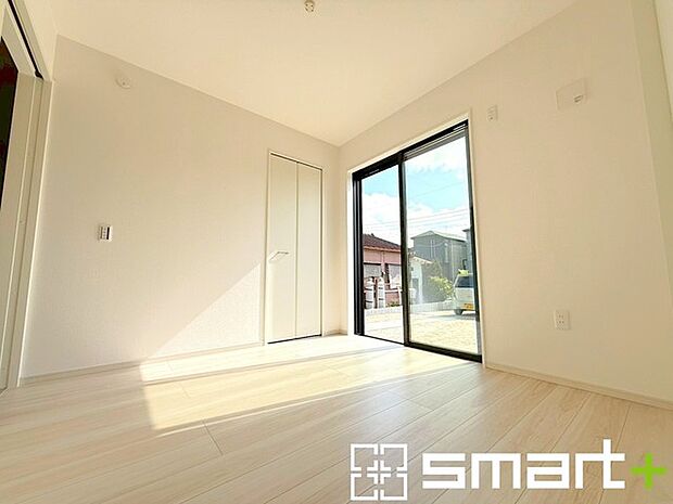 ～自然な風合いの洋室～ ・ナチュラルな色彩で纏められた洋室は家具のコーディネートもしやすくなっております。 ・どんな家具にするか考えるだけでも楽しくなってきますね。 