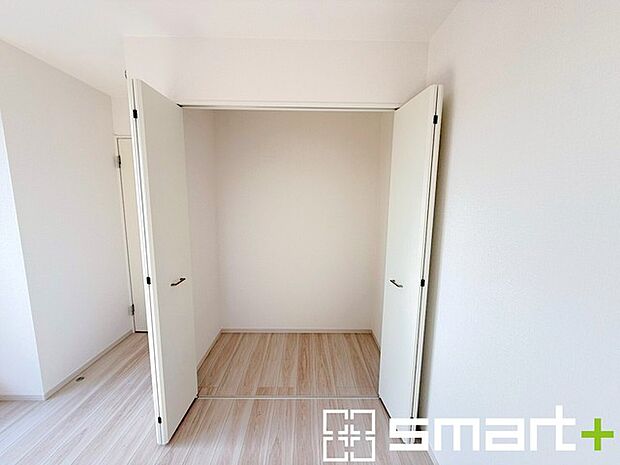 ～収納豊富な洋室～ ・各居室に備え付けの収納をご用意。タンスなどを置く場合と比べ出っ張らないので部屋の中を有効のご活用いただけます。 ・収納の広さなどぜひ現地でご確認くださいませ。 