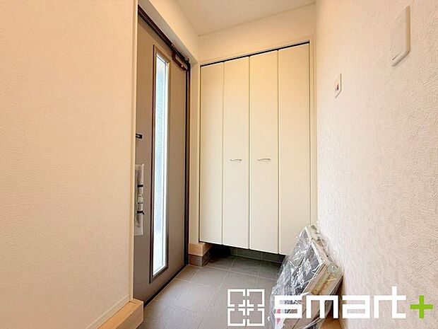 ～明るい玄関でお出迎え～ ・圧迫感がなくスッキリ広々とした印象の玄関。窓からは明るい陽光が差し込みます。 ・備え付けのシューズボックスは充分な容量を確保。