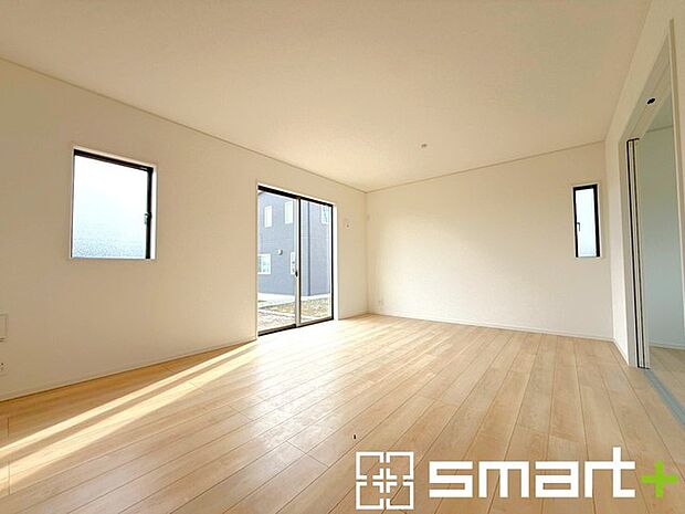 ～窓からはたっぷりの陽光～ ・大きな窓から明るい陽光が舞い込みお部屋全体を心地のよい空間に。 ・料理と洗濯、片付けなど並行して家事を進める時に便利な回遊動線。無駄のない動きで効率もアップ。 