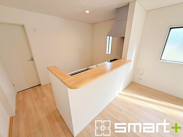 ~使い勝手の良いシステムキッチン~ ・料理がしやすい設計のキッチンでお料理もはかどりますね。 ・もちろんキッチン下部は収納になっておりますので、フライパンなども収納可能です。