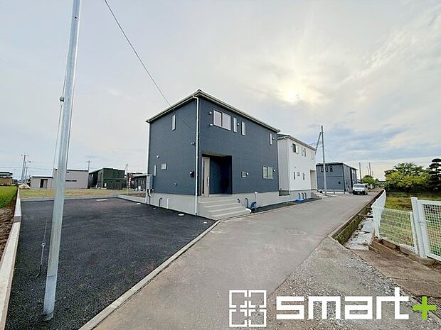 ～閑静な住宅街の立地～ ・周辺は閑静な住宅街となっておりますので、静かな暮らしをご実現いただけます。 ・前面道路の交通量も多くないので、小さなお子様がいるご家庭でもご安心ですね。 