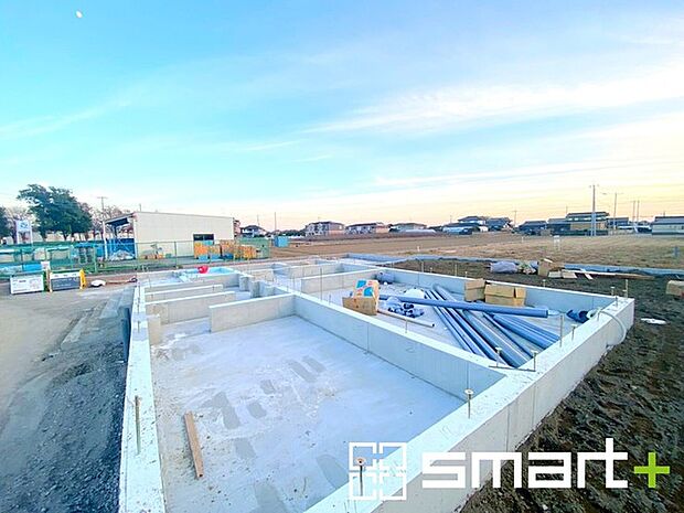 〜ベタ基礎でしっかりとした土台〜 ・コンクリートの中に鉄筋を配し強度を高めた「ベタ基礎」を採用。 ・しっかりとした土台を造ったうえで、その上に建物が築造されていきます。