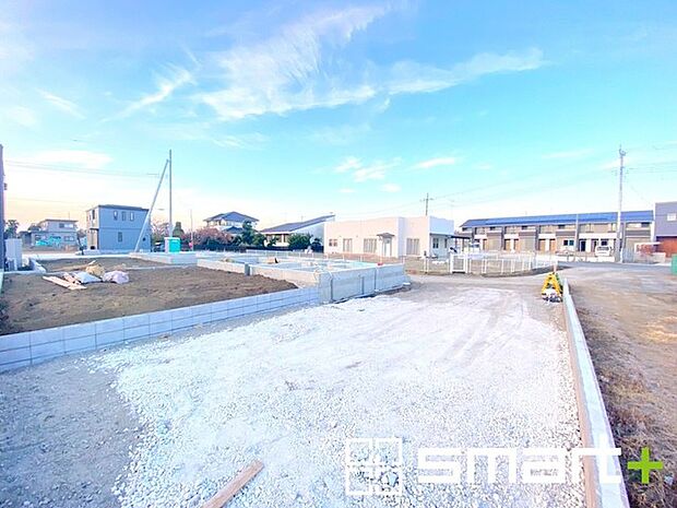 ～閑静な住宅街の立地～ ・周辺は閑静な住宅街となっておりますので、静かな暮らしをご実現いただけます。 ・前面道路の交通量も多くないので、小さなお子様がいるご家庭でもご安心ですね。 