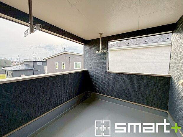 ～屋根付きのバルコニー～ ・バルコニーは屋根付きなので急な雨でも安心です。 ・奥行きもあるので洗濯物が干しやすいのも嬉しいポイントですね。 