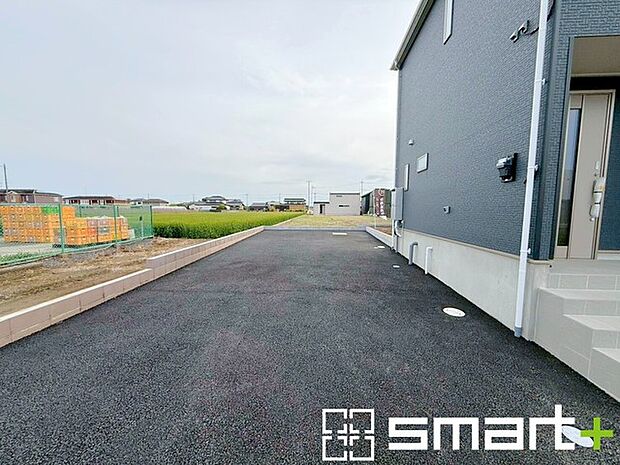 ~ゆとりあるカースペース~ ・セカンドカーや来客時にも困らないカースペース。物置や駐輪スペースなどにも利用できますね。 ・カーポートなどのオプションもお気軽にご相談くださいませ。