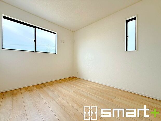 ～2面採光の明るいお部屋～ ・洋室は2面採光とする事で穏やかな陽の入る明るい空間となっております。 ・くつろぎのプライベート時間を明るい空間で穏やかにお過ごしいただけます。 