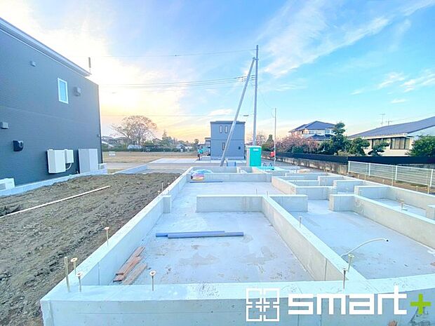 〜ベタ基礎でしっかりとした土台〜 ・コンクリートの中に鉄筋を配し強度を高めた「ベタ基礎」を採用。 ・しっかりとした土台を造ったうえで、その上に建物が築造されていきます。 