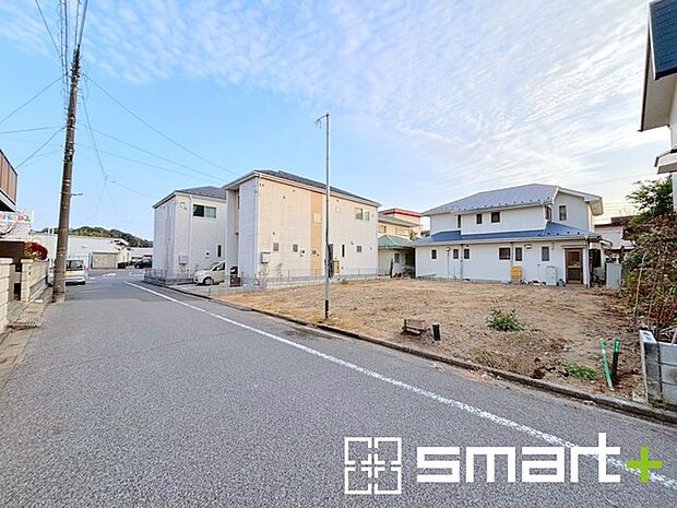 〜十分な広さのある前面道路〜 ・前面道路は約5.5mございますので、お車でのすれ違いも楽々で余計なストレスがかかりません。 ・日々お車での移動が多い方には大切なポイントですね。