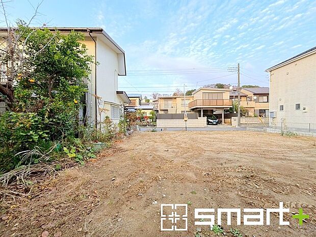 〜閑静な住宅街の立地〜 ・周辺は閑静な住宅街となっておりますので、静かな暮らしをご実現いただけます。 ・前面道路の交通量も多くないので、小さなお子様がいるご家庭でもご安心ですね。