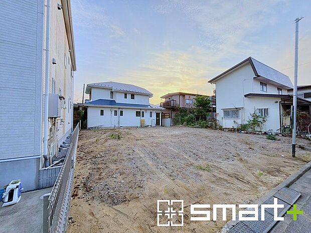 〜ベタ基礎でしっかりとした土台〜 ・コンクリートの中に鉄筋を配し強度を高めた「ベタ基礎」を採用。 ・しっかりとした土台を造ったうえで、その上に建物が築造されていきます。