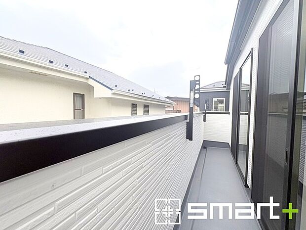 ~洗濯物も干しやすいバルコニー~ ・陽当たり良好な南側のバルコニーは2部屋から出入りができて毎日のお洗濯も快適。 ・テラス屋根等のオプションもお気軽にご相談くださいませ。