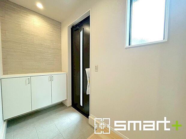 ～穏やかな陽が入る玄関～ ・窓に加えて玄関ドアのガラス部分からも穏やかな陽が入り、明るい玄関になります。 ・備え付けのシューズボックスはたっぷりしまえて玄関がスッキリ片付きますね。 