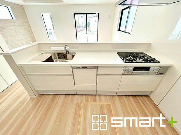 ~人気のカウンターキッチン~ ・キッチンには余計な柱が無いので、リビングが見渡せ開放感のある造りとなっております。 ・蛇口には浄水器が内蔵されるなど機能面でも優れたキッチンです。