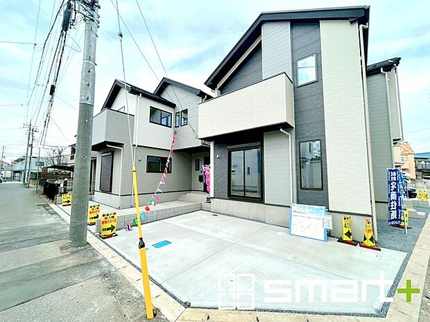 ~ゆとりあるカースペース~ ・セカンドカーや来客時にも困らないカースペース2台分は並列駐車可能でお車の出し入れもラクラク。 ・カーポートなどのオプションもお気軽にご相談くださいませ。