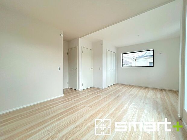 ~間取り変更も可能な洋室~ ・将来こども部屋として1部屋を2部屋にできるフレキシブルルーム12.5帖。 ・ウォークインクローゼット付なのでお洋服や小物類などもスッキリ片付けられます。