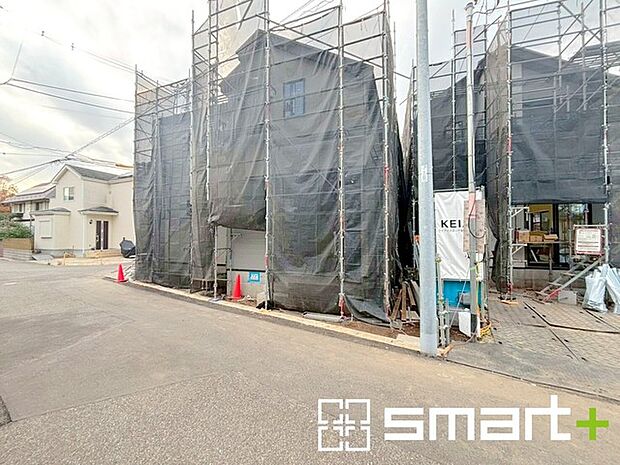 〜十分な広さのある前面道路〜 ・前面道路は約4ｍ以上ございますので、お車でのすれ違いも可能で余計なストレスがかかりません。 ・日々お車での移動が多い方には大切なポイントですね。 