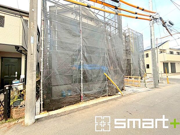 〜ベタ基礎でしっかりとした土台〜 ・コンクリートの中に鉄筋を配し強度を高めた「ベタ基礎」を採用。 ・しっかりとした土台を造ったうえで、その上に建物が築造されていきます。