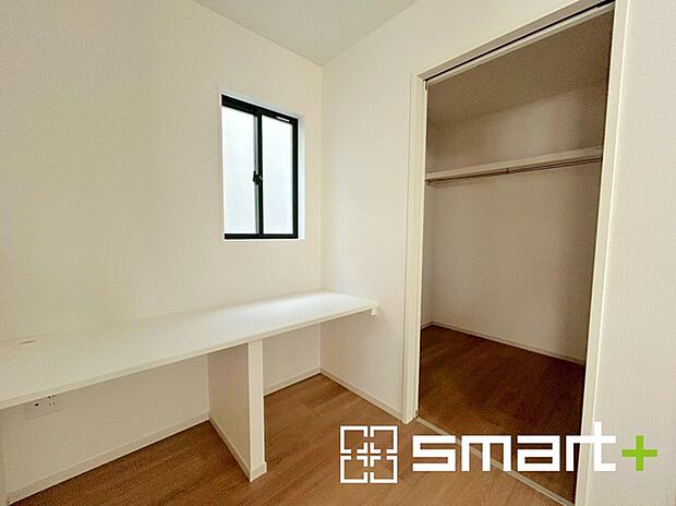 ~ファミリークローク~ ・家族の衣類や小物を一ヵ所にまとめて収納できる便利なファミリークローク付き。 ・テレワークや家事スペースなど様々な使い方のできるスタディカウンターもあります。