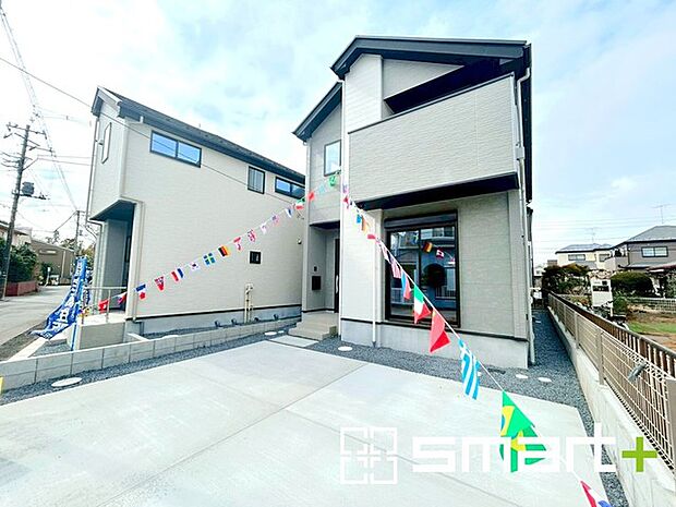 ~ゆとりあるカースペース~ ・セカンドカーや来客時にも困らないカースペース2台分は並列駐車可能でお車の出し入れもラクラク。 ・カーポートなどのオプションもお気軽にご相談くださいませ。