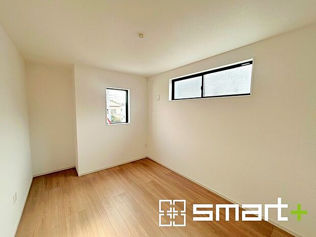 ~バルコニーに面した洋室~ ・バルコニー側の大きな窓から穏やかな陽が差し込む明るい洋室はウォークインクローゼット付。 ・ゆとりある広さでご夫婦やご兄弟でもゆったりお過ごしいただけます。