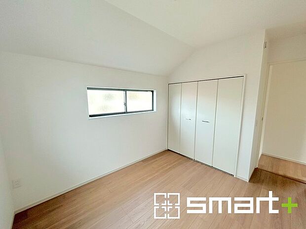 ~収納豊富な洋室~ ・各居室に備え付けの収納をご用意。タンスなどを置く場合と比べ出っ張らないので部屋の中を有効のご活用いただけます。 ・収納の広さなどぜひ現地でご確認くださいませ。