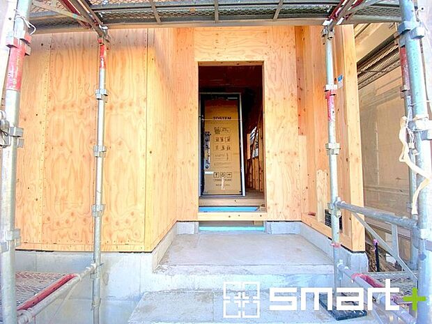 〜お住まいの顔「玄関」〜 ・玄関ドアの上にはもちろん軒がございますので、雨の日でも濡れずに鍵の開閉が可能です。 ・鍵は防犯性に優れたディンプルキーを採用。 