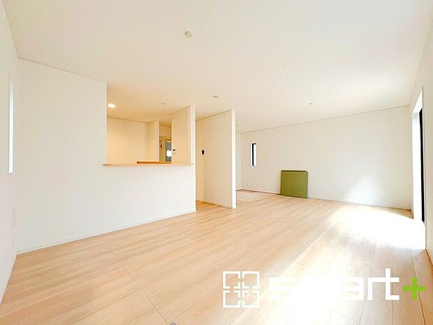 ~日当り良好のLDK~ ・たくさんの窓からたっぷりの陽光が差し込む明るいリビングで寛ぎのひと時を。 ・柔らかみのあるナチュラルカラーで、家具やカーテンの色も選びやすいですね。