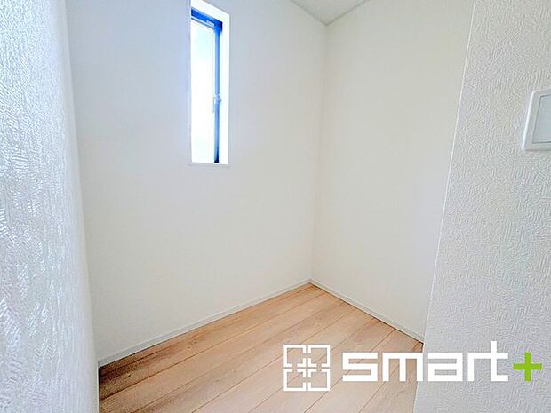 ~広々した「納戸」をご用意~ ・本来の用途である収納としてはもちろん、テレワークスペースとしてもご利用可能な納戸をご用意。 ・広さの感覚など、ぜひ現地でご体感くださいませ。