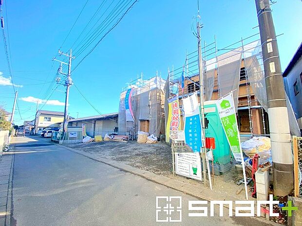 〜十分な広さのある前面道路〜 ・前面道路は約4ｍございますので、お車でのすれ違いも可能で余計なストレスがかかりません。 ・日々お車での移動が多い方には大切なポイントですね。 