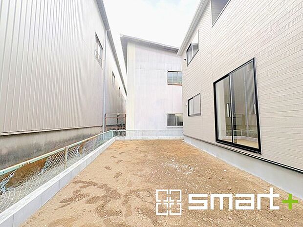 ~お庭もある余裕の敷地~ ・広々した敷地にはお庭もご用意。お庭があるだけで余裕を感じますね。 ・防草シートや人工芝の敷設などのオプションもお気軽にご相談くださいませ。