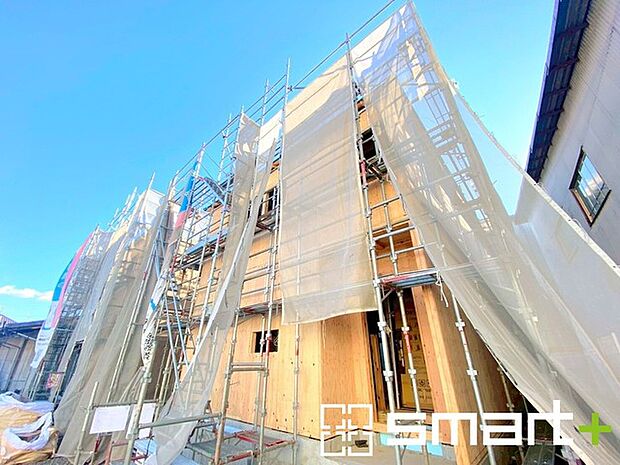 〜ベタ基礎でしっかりとした土台〜 ・コンクリートの中に鉄筋を配し強度を高めた「ベタ基礎」を採用。 ・しっかりとした土台を造ったうえで、その上に建物が築造されていきます。 