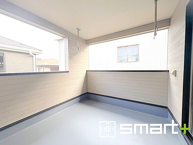 ~屋根付きのバルコニー~ ・バルコニーは屋根付きなので急な雨でも安心です。 ・奥行きもあるので洗濯物が干しやすいのも嬉しいポイントですね。