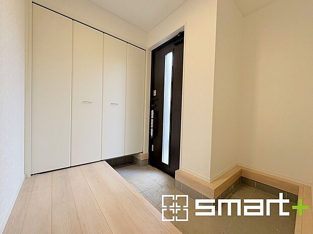 ~土間収納のある玄関~ ・玄関横に土間収納をご用意。ベビーカーやゴルフバッグ、お子様のスポーツ用品など収納可能です。 ・玄関ドアのガラス部分からも穏やかな陽が入り、明るい玄関です。