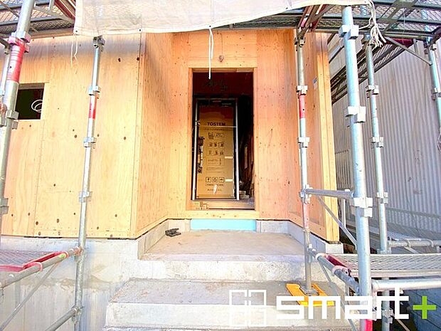 〜お住まいの顔「玄関」〜 ・玄関ドアの上にはもちろん軒がございますので、雨の日でも濡れずに鍵の開閉が可能です。 ・鍵は防犯性に優れたディンプルキーを採用。 