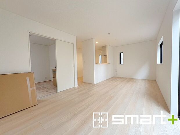 ~家族団らんにピッタリの広々リビング~ ・自然の光が降り注ぐ明るいLDKは家族団らんにピッタリ。 ・隣接の和室を続き間として利用すれば20帖超の広々空間になります。