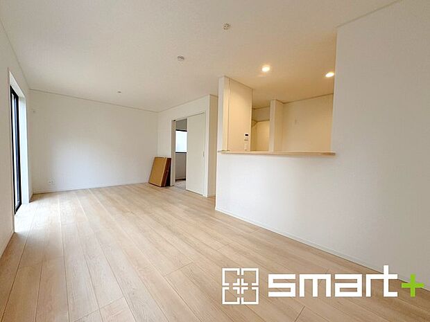 ~窓からはたっぷりの陽光~ ・穏やかな陽だまりに包まれる居心地の良いLDKは、ご家族が自然と集まる憩いのスペースに。 ・家事をしながらご家族との会話が楽しめる人気のカウンターキッチンも魅力。