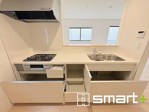 ~人気のカウンターキッチン~ ・キッチンには余計な柱が無いので、リビングが見渡せ開放感のある造りとなっております。 ・蛇口には浄水器が内蔵されるなど機能面でも優れたキッチンです。