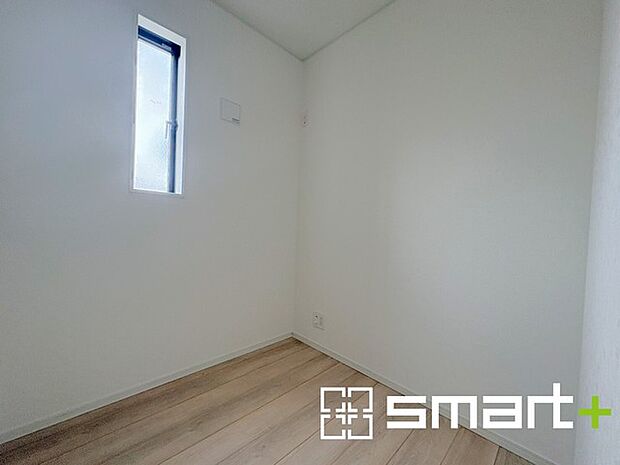 ~広々した「納戸」をご用意~ ・本来の用途である収納としてはもちろん、テレワークスペースとしてもご利用可能な納戸をご用意。 ・広さの感覚など、ぜひ現地でご体感くださいませ。