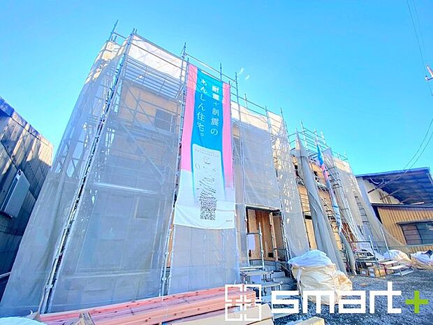 〜ベタ基礎でしっかりとした土台〜 ・コンクリートの中に鉄筋を配し強度を高めた「ベタ基礎」を採用。 ・しっかりとした土台を造ったうえで、その上に建物が築造されていきます。 